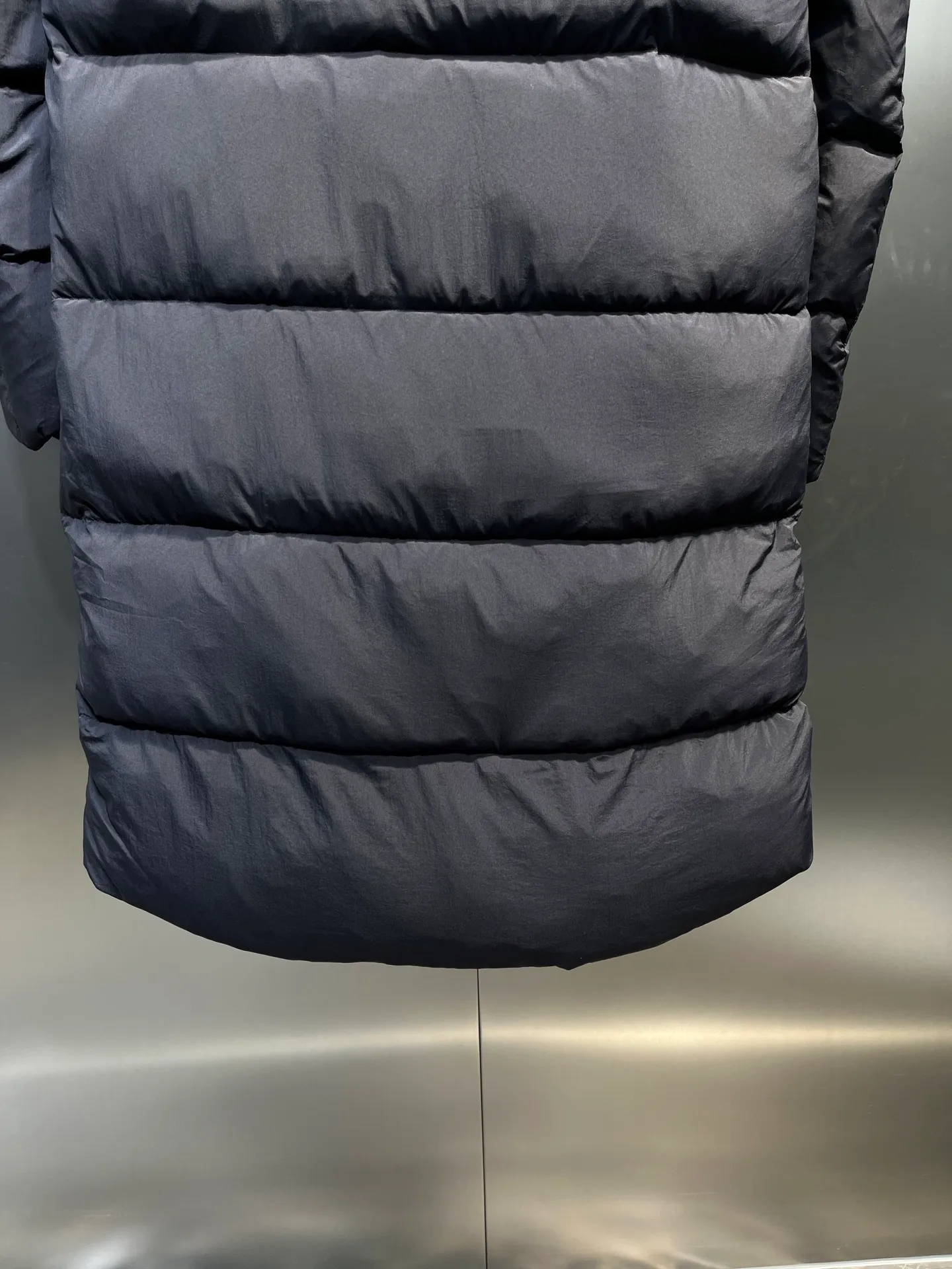 P1100 Canada Goose 🌟Canada Goose🇨🇦 Unisex down jacket, couple style, imported 90% duck down, collar is Canadian wild coyote hair, checkered double-layer inner liner with no velvet, thick velvet filling, level 5 cold protection, only one goose is needed to prevent freezing in winter, the stitching is perfect! I will buy another version this year, all accessories and materials will follow the original size: xs-xxl